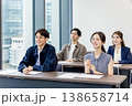 セミナー・授業に参加する男女 138658714