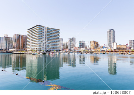 明石市の港と町並み(兵庫県) 明石市の港と町並み(兵庫県) 138658807