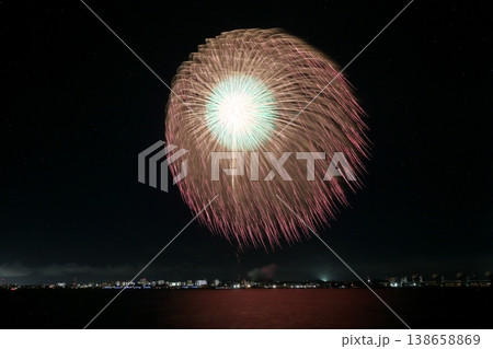 水辺に輝く花火(桑名 水郷花火大会 三重県 桑名市) 水辺に輝く花火(桑名 水郷花火大会 三重県 桑名市) 138658869