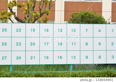選挙ポスター掲示場、街の風景に溶け込む番号管理されたポスター掲示用エリア 138658901
