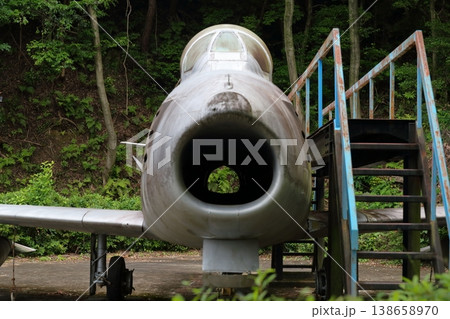 戦闘機F-86F旭光 深い緑の森を背景に静かに佇む(愛知県幸田町) 戦闘機F-86F旭光 深い緑の森を背景に静かに佇む(愛知県幸田町) 138658970