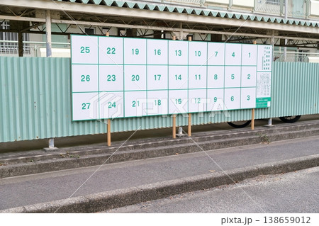 選挙ポスター掲示場、街の風景に溶け込む番号管理されたポスター掲示用エリア 138659012