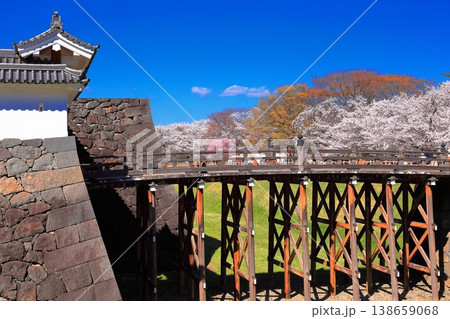青空と桜 霞城公園 山形城跡本丸一文字門大手橋 青空と桜 霞城公園 山形城跡本丸一文字門大手橋 138659068
