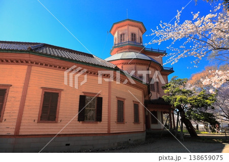 青空と桜　霞城公園　山形市郷土館 138659075