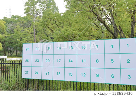 選挙ポスター掲示場、街の風景に溶け込む番号管理されたポスター掲示用エリア 138659430