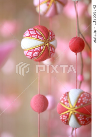 素朴な雰囲気を醸し出す、地方に伝わる 吊るし雛 138659542