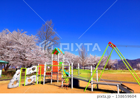 公園の青空と桜 138659604