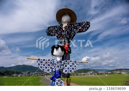 稲刈りの終わった田圃に残された案山子 138659699