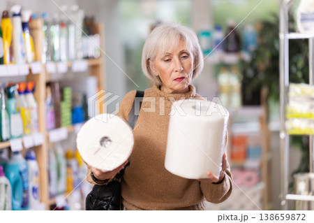 customer chooses large paper towels customer chooses large paper towels 138659872