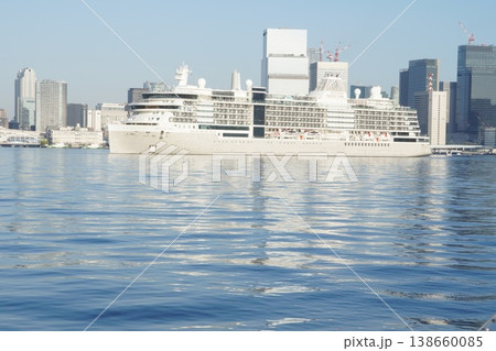 豪華客船シルバー・ノヴァと東京のビル群 豊洲ぐるり公園からの朝景 138660085