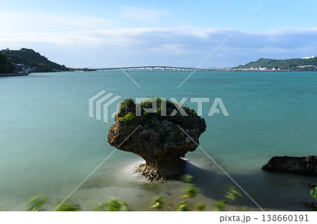 海から突き出た岩と浜比嘉大橋　アマミチューの墓から見た風景 138660191