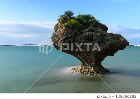 海から突き出た岩と浜比嘉大橋 アマミチューの墓から見た風景 海から突き出た岩と浜比嘉大橋 アマミチューの墓から見た風景 138660192