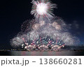 水辺に輝く花火（桑名 水郷花火大会　三重県 桑名市） 138660281