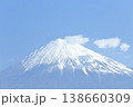 富士山、白い雪に覆われた山頂とたなびく雲のコントラスト 138660309