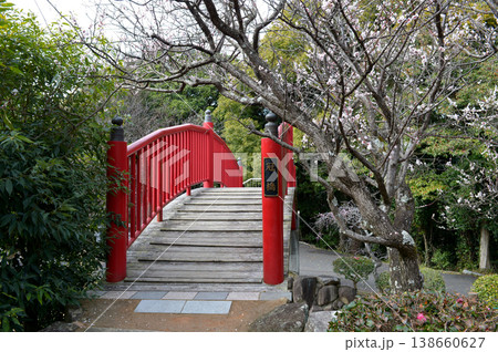 冠天満宮と梅の里に架かる冠橋(山口県光市) 冠天満宮と梅の里に架かる冠橋(山口県光市) 138660627