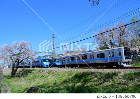 離合する小田急60000形MSEロマンスカーと3000形3270F 散り際の桜 離合する小田急60000形MSEロマンスカーと3000形3270F 散り際の桜 138660700