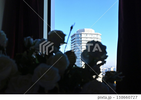 逆光の部屋から覗く高層ビル 逆光の部屋から覗く高層ビル 138660727