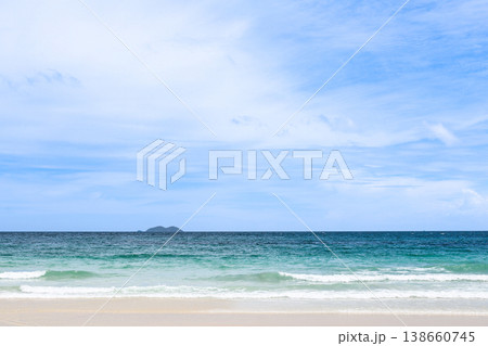 青空の広がるビーチ 138660745