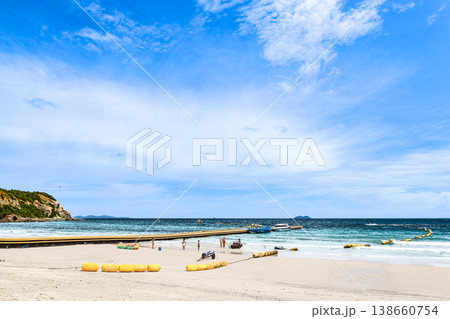 青空の広がるビーチ 138660754