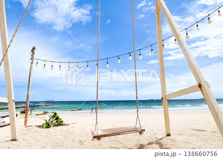 青空の広がるビーチとブランコ 青空の広がるビーチとブランコ 138660756