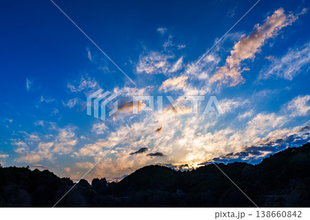 夕焼け空を黄金色に染めながら布目湖対岸の山並みに沈んで行く夕日 黄金色に染まる千切れ雲と紺碧の空 夕焼け空を黄金色に染めながら布目湖対岸の山並みに沈んで行く夕日 黄金色に染まる千切れ雲と紺碧の空 138660842