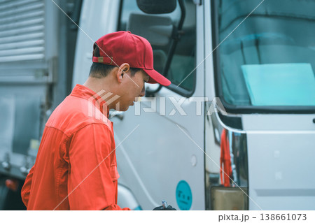 トラック整備士 138661073