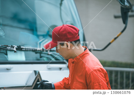 トラック整備士 138661076