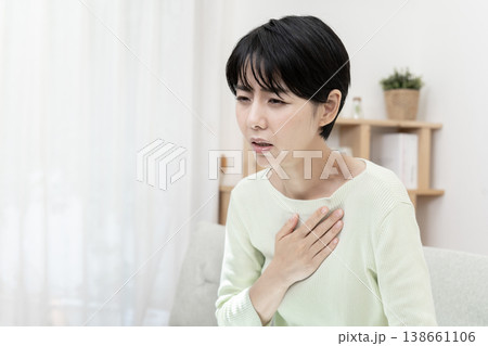 急な体調不良を感じて胸を押さえる女性 胸痛 ストレス 急な体調不良を感じて胸を押さえる女性 胸痛 ストレス 138661106