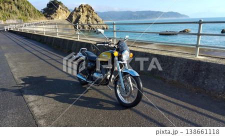 青い海とクラシックバイクのある風景 Vintage bike by the sea on a sun 青い海とクラシックバイクのある風景 Vintage bike by the sea on a sun 138661118