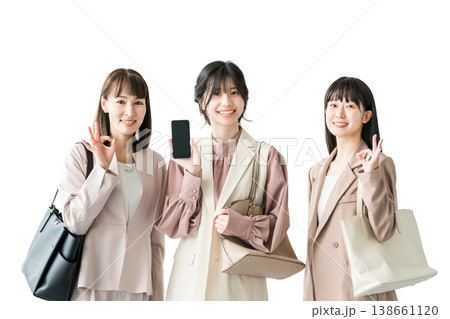 オフィスの廊下でスマホを持つビジネスウーマン 138661120