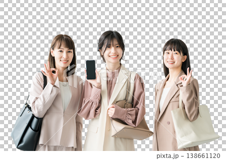 オフィスの廊下でスマホを持つビジネスウーマン 138661120