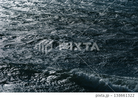 風に波立ち輝く水面 b-2 低彩度 風に波立ち輝く水面 b-2 低彩度 138661322