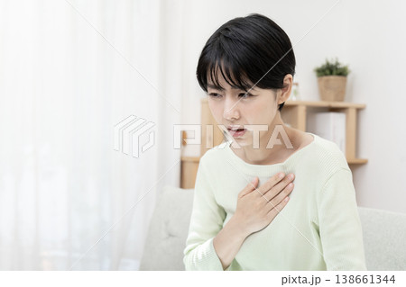 急な体調不良を感じて胸を押さえる女性 胸痛 ストレス 急な体調不良を感じて胸を押さえる女性 胸痛 ストレス 138661344