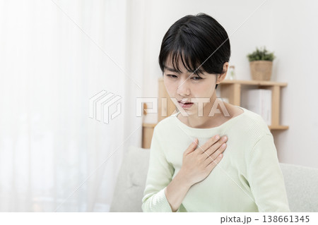 急な体調不良を感じて胸を押さえる女性 胸痛 ストレス 急な体調不良を感じて胸を押さえる女性 胸痛 ストレス 138661345