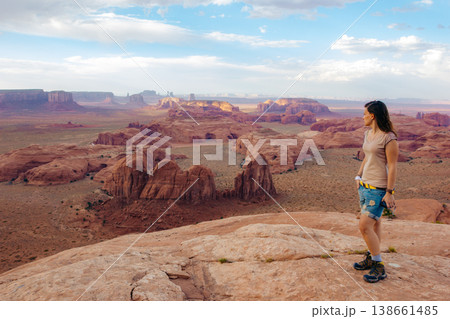 The Hunt's Mesa, Monument Valley. Woman admiring the view 138661485