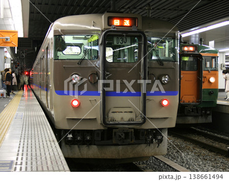 岡山駅に停車中の115系電車(2008年) 岡山駅に停車中の115系電車(2008年) 138661494