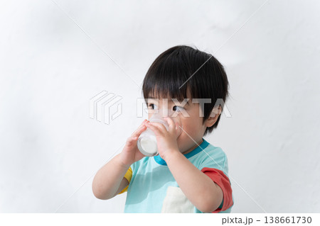 牛乳を飲む子供 138661730