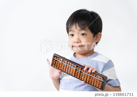 そろばんを持つ子供 138661731