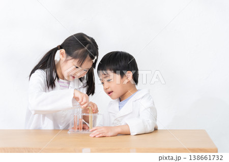 試験管を使って科学実験する子供 試験管を使って科学実験する子供 138661732