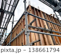 建設現場・コンクリートの型枠と足場 138661794