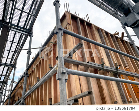建設現場・コンクリートの型枠と足場 建設現場・コンクリートの型枠と足場 138661794