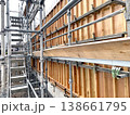 建設現場・コンクリートの型枠と足場 138661795