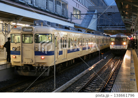 岡山駅に停車中の広島地区の山陽本線115系電車（2008年） 138661796