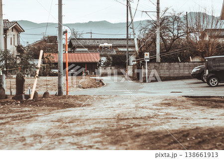 冬のの日本の田舎道 冬のの日本の田舎道 138661913