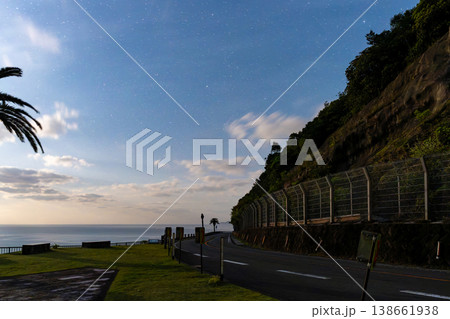 星空と海岸道路 138661938