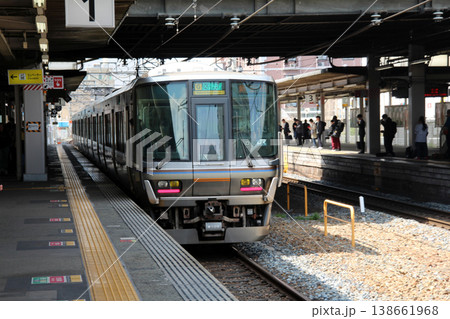 JR宝塚駅に停車する区間快速電車 JR宝塚駅に停車する区間快速電車 138661968