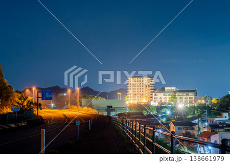 地方都市の夜景道路 地方都市の夜景道路 138661979
