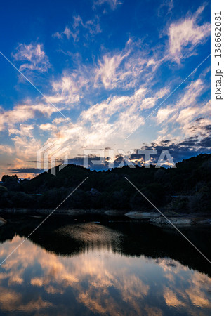 2026年春 日没後 布目湖上空の美しい夕焼け空 黄金色の千切れ雲と湖面のリフレクション② 2026年春 日没後 布目湖上空の美しい夕焼け空 黄金色の千切れ雲と湖面のリフレクション② 138662081