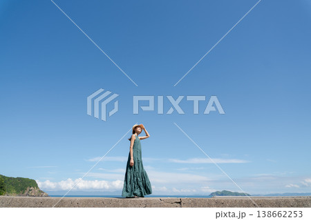 夏の海辺を歩く女性 138662253