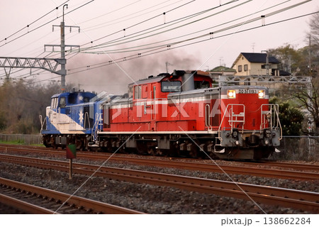 東海道線を走るDD511193機関車回送列車 東海道線を走るDD511193機関車回送列車 138662284